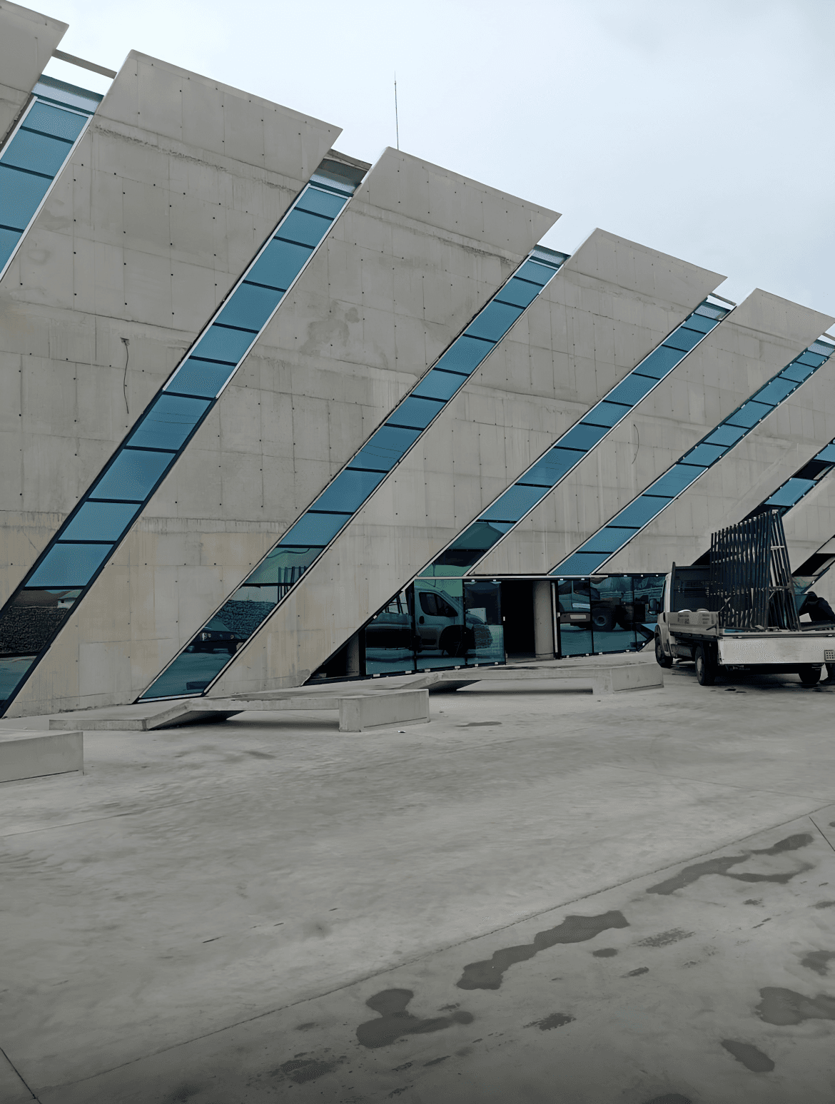 Cladire moderna din beton si sticla realizata de Fyn Euro Construct