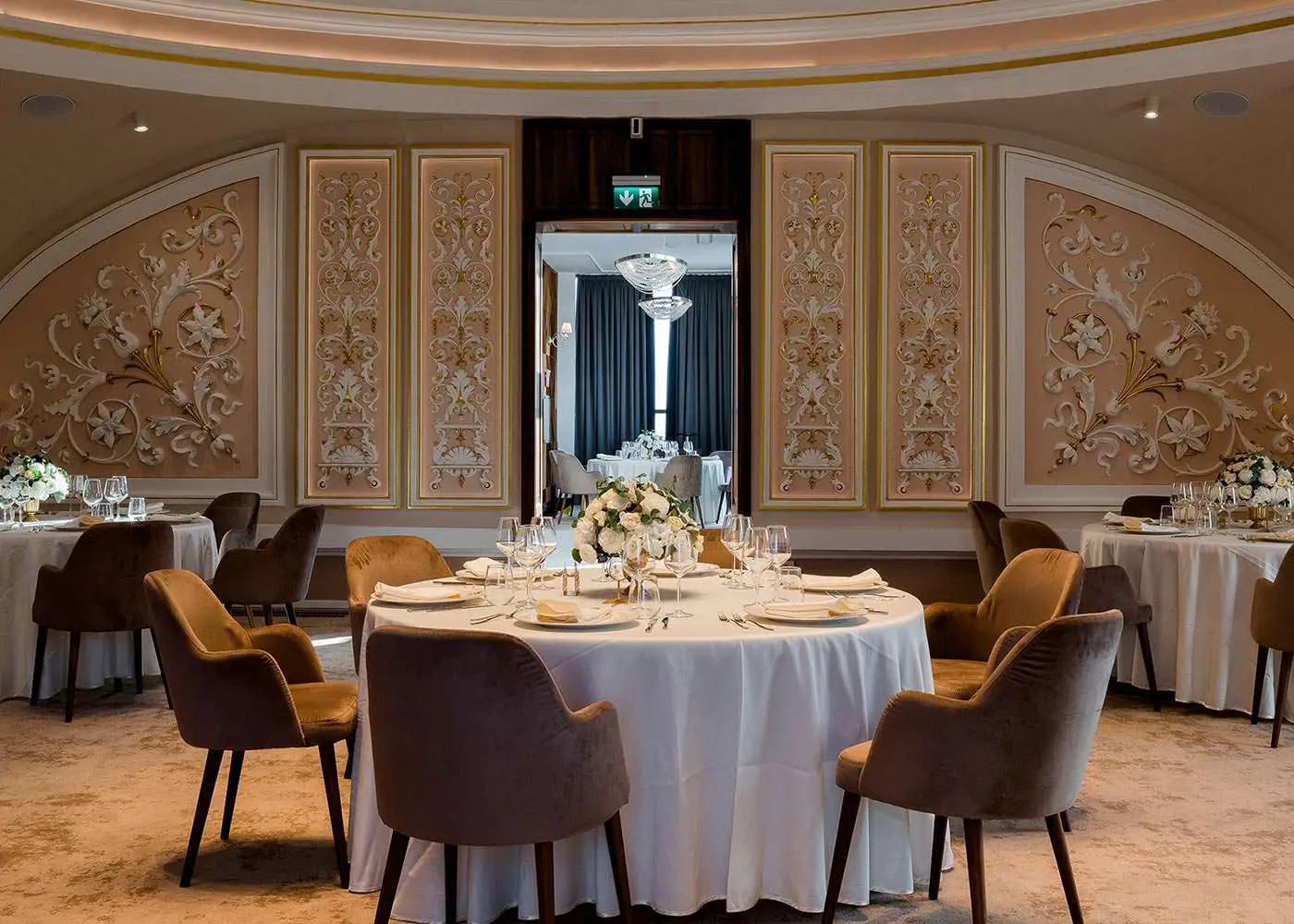 Perete interior decorativ cu panouri geometrice si iluminat integrat